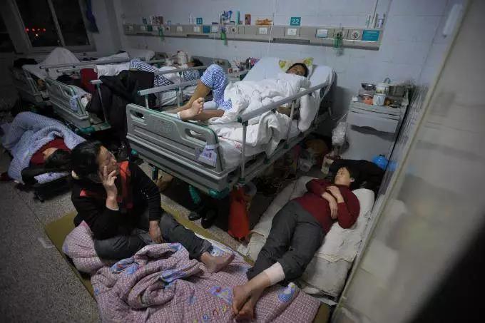 秒道智能陪护床温暖医院那些睡在地上的患者家属们